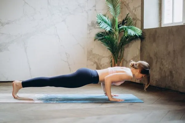 girl doing push ups for weight loss