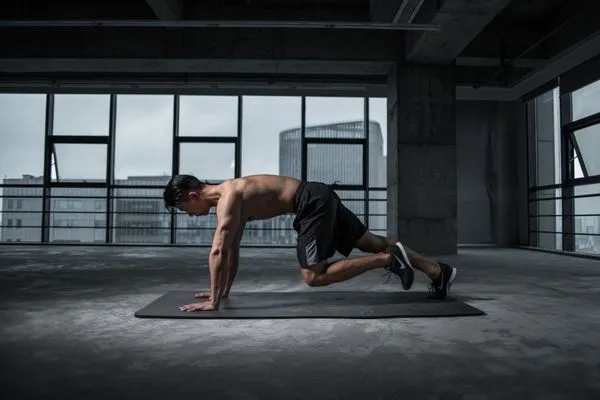 man performing mountain climb for weight loss